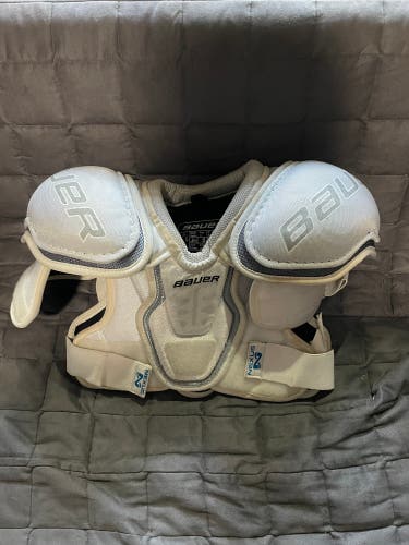 Small Junior Bauer Nexus 600 Shoulder Pads (Used)