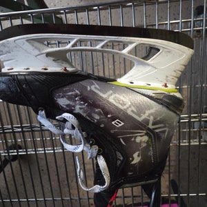 2023 Bauer Vapor Hyperlite Hockey Skates Regular Width 9 (Used)