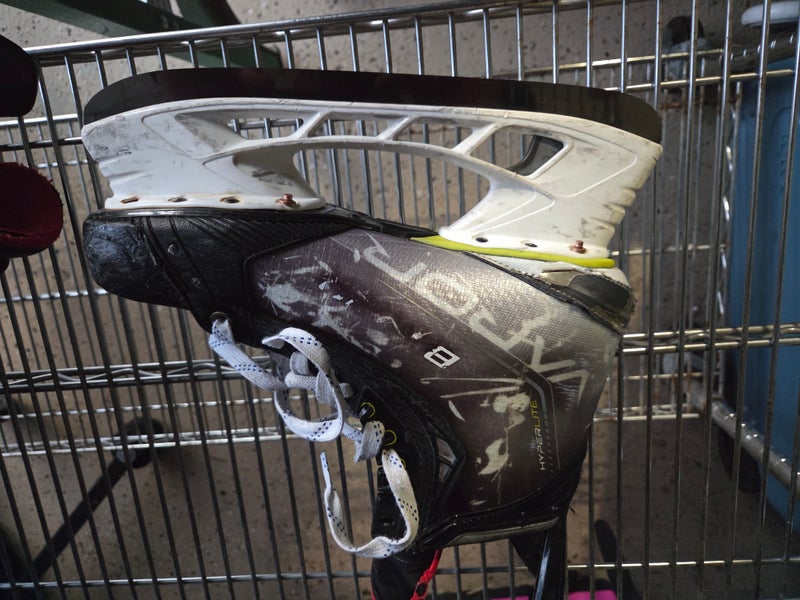 2023 Bauer Vapor Hyperlite Hockey Skates Regular Width 9 (Used)