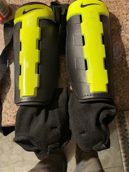 Unisex Large Nike Charge Shin Guards (Used)