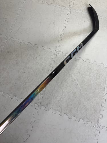Single-Senior CCM JetSpeed FT8 Pro RH 75 Flex P28 Hockey Stick (New)