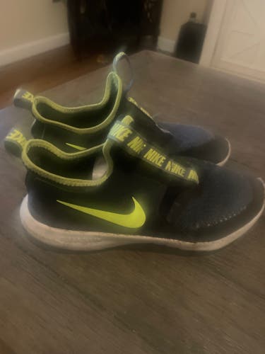Black Unisex 5Y (Big Kids / Youth) Youth Nike Shoes (Used)