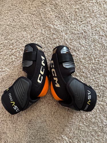 Senior Large CCM Tacks AS-V Pro Elbow Pads (Used)