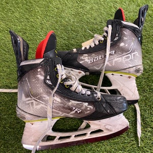 Intermediate Bauer Vapor Hyperlite Hockey Skates 6 (Used)