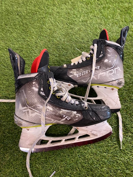 Intermediate Bauer Vapor Hyperlite Hockey Skates 6 (Used)