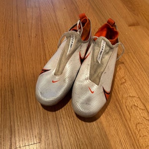 White Unisex Size M 9.0 (W 10.0) Adult Nike Molded Cleats (Used)