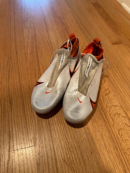 White Unisex Size M 9.0 (W 10.0) Adult Nike Molded Cleats (Used)