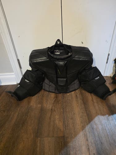 2024 Medium Bauer Hyperlite Goalie Chest Protector (Used)