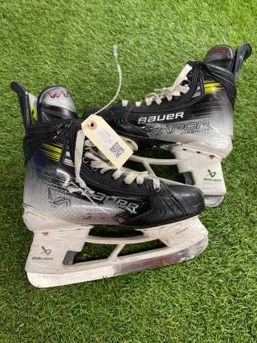 Senior Bauer Vapor Hyperlite Hockey Skates 7.5 (Used)