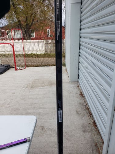 Intermediate blsck Bauer Twitch Right Handed Hockey Stick P28