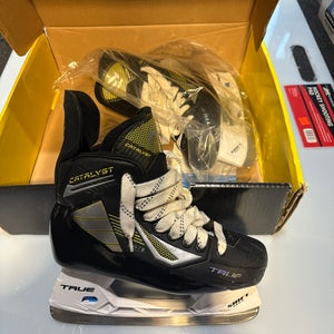 2022 True Catalyst 5 Hockey Skates Wide Width 6 (Used)
