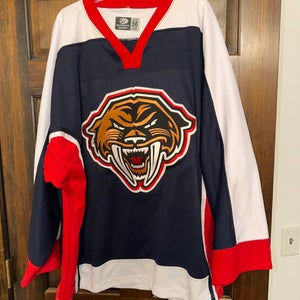TACOMA SABERCATS HOCKEY JERSEY SIZE 56