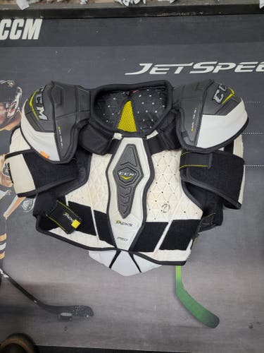 Medium Senior CCM Tacks Pro Shoulder Pads Pro Stock (Used)
