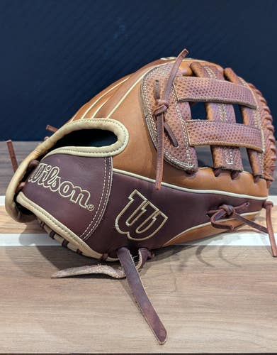 RH Wilson A2000 Softball Glove 12" (Used)