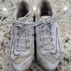 White Women's Size M 7.0 (W 8.0) Nike Low Top Turf Cleats (Used)