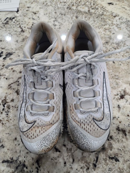 White Women's Size M 7.0 (W 8.0) Nike Low Top Turf Cleats (Used)