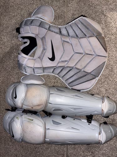 Nike Diamond Elite Catcher's Set 17”  (Used)