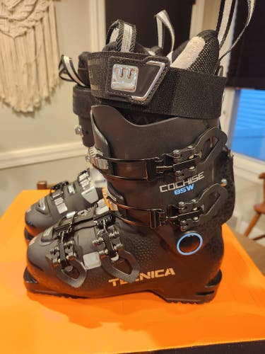 Mondo 23 & 23.5 Women's Tecnica All Mountain Cochise 85 W Ski Boots Soft Flex (New)