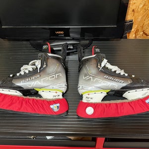 Bauer Vapor Hyperlite Hockey Skates 9.5 (Used)