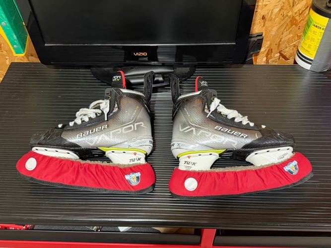 Bauer Vapor Hyperlite Hockey Skates 9.5 (Used)