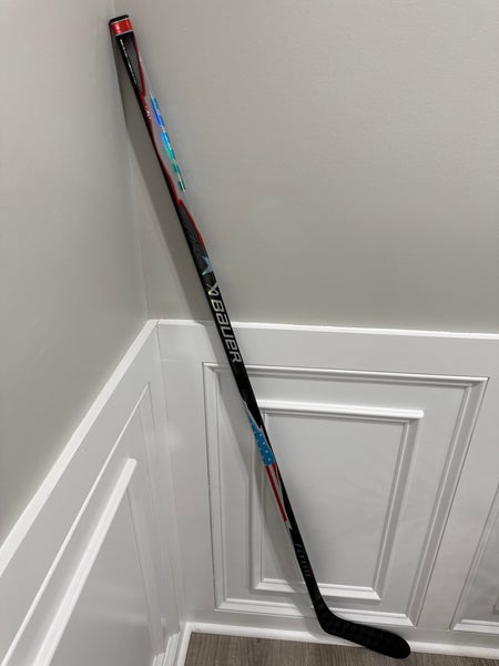 Senior Bauer Vapor FlyLite Right Handed Hockey Stick P28 (New) USA stick red white and blue  77 flex