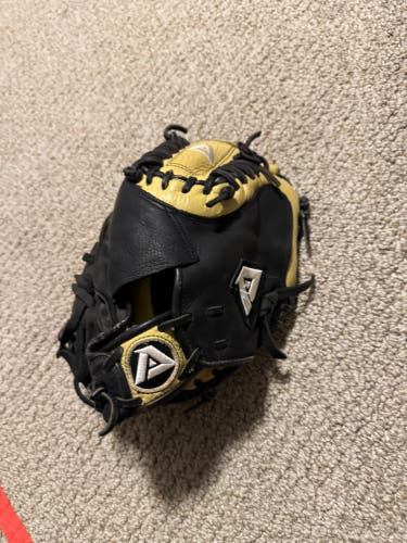 Akadema RH Catcher's Glove 33" (Used)