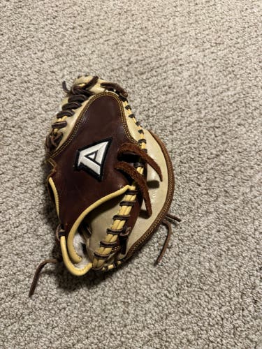 Akadema RH Catcher's Glove 32" (Used)