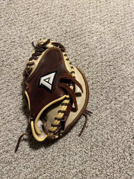 Akadema RH Catcher's Glove 32" (Used)