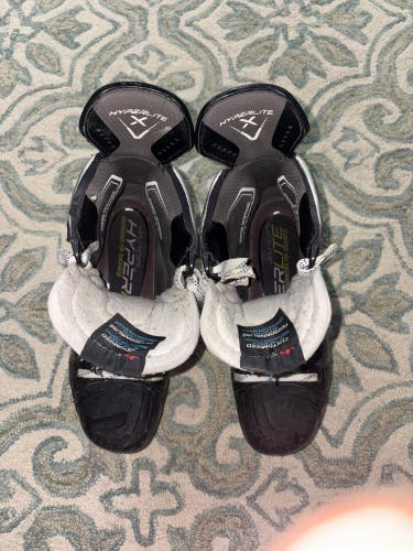 2021 Bauer Vapor Hyperlite Hockey Skates Regular Width Pro Stock 9 (Used)