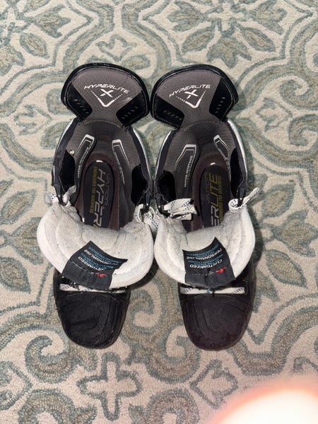 2021 Bauer Vapor Hyperlite Hockey Skates Regular Width Pro Stock 9 (Used)