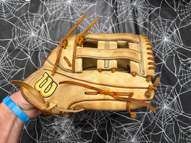 Wilson A2000 RH Outfield Baseball Glove 12.75" (Used)