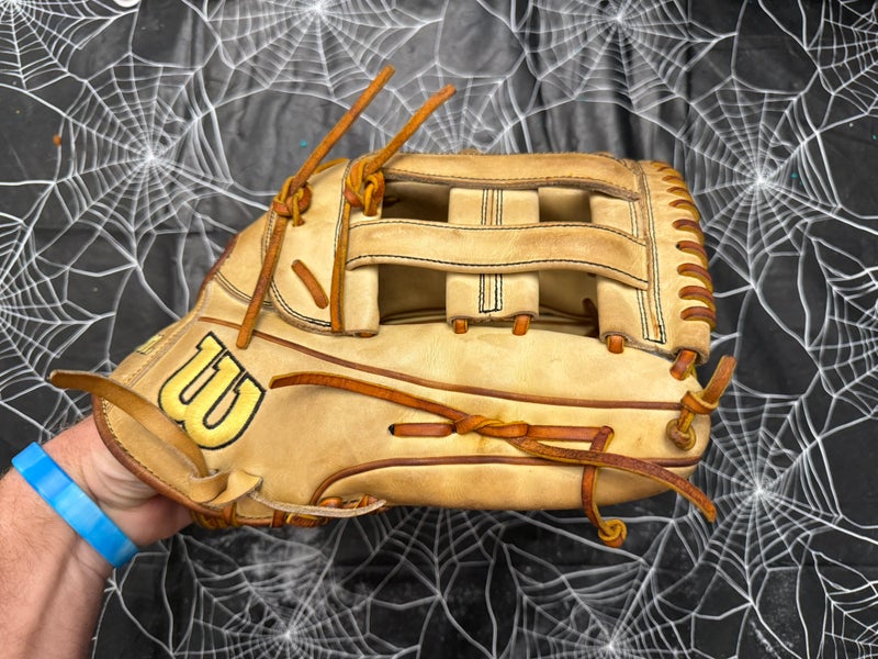 Wilson A2000 RH Outfield Baseball Glove 12.75" (Used)