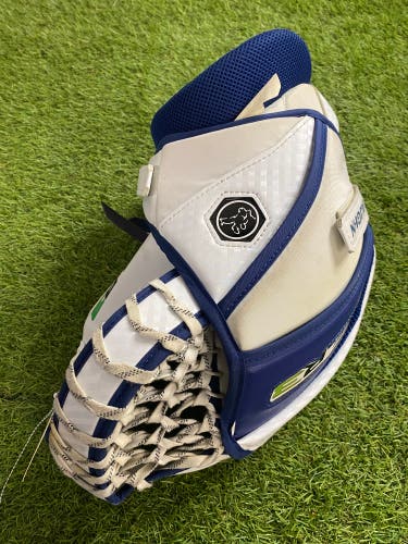 White Senior Vaughn Ventus SLR3 Pro Goalie Glove Regular (Used)