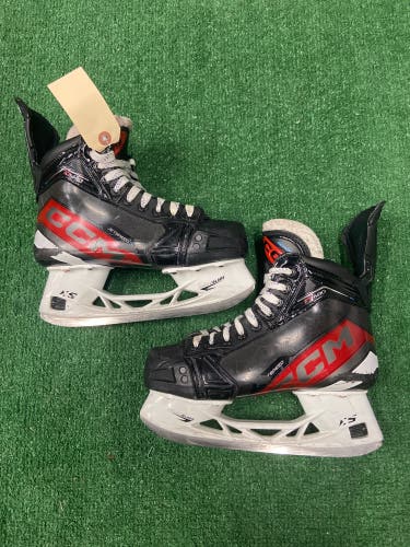 Intermediate CCM Jetspeed FT680 Hockey Skates Wide Width Size 4 (Used)