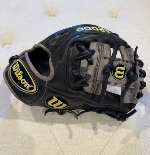 Gently Used - Wilson RH Infield A2000 Baseball Glove 11.25" (Used)