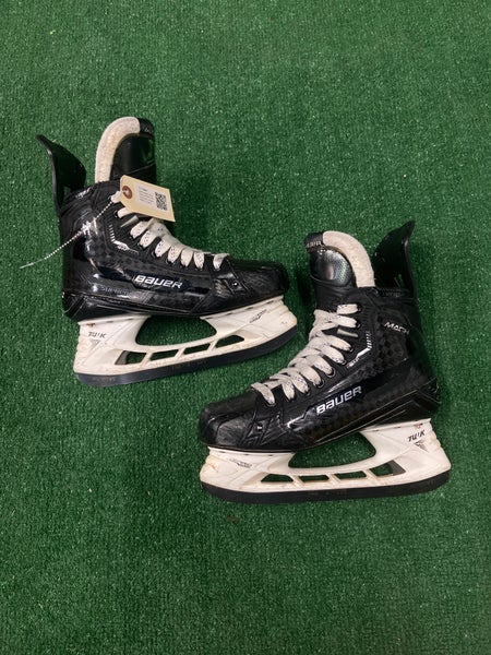 Intermediate Bauer Supreme Mach Hockey Skates Regular Width 6 (Used)