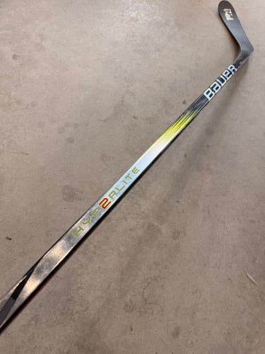 77 Flex P28 Senior Bauer Vapor Hyperlite 2 Left Hand Hockey Stick Pro Stock (Used)