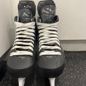 True Catalyst Pro Hockey Skates Regular Width 7.5 (New)