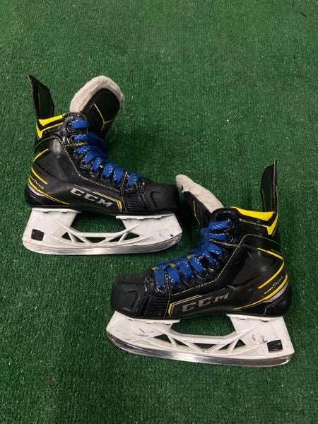 Junior CCM Super Tacks 9380 Hockey Skates Regular Width Size 1 (Used)