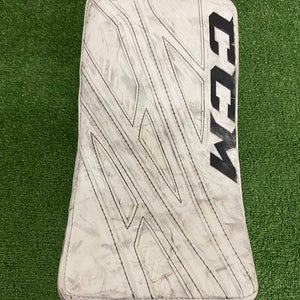 White Senior CCM Extreme Flex 4 Goalie Blocker Regular (Used)