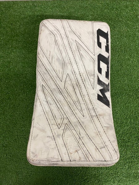 White Senior CCM Extreme Flex 4 Goalie Blocker Regular (Used)
