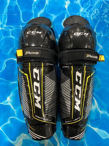 Junior CCM Tacks 9040 Shin Pads 11" (Used)