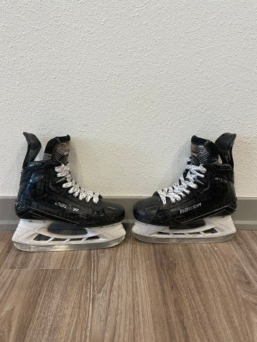 2022 Bauer Supreme Mach Hockey Skates Regular Width Size 4 (Used)
