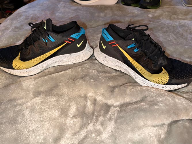 Black Men's Size M 10.5 (W 11.5) Adult Nike Shoes (Used)