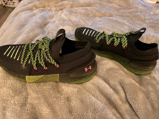 Black Men's Size M 10.5 (W 11.5) Adult Under Armour Shoes (Used)