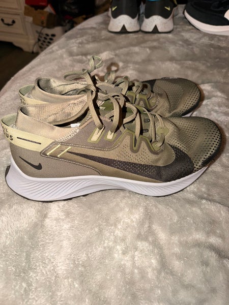 Green Men's Size M 10.5 (W 11.5) Adult Nike Shoes (Used)