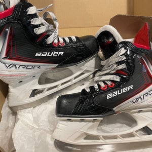 2025 Bauer Vapor FLY30 Hockey Skates Regular Width Size 3 (Used)
