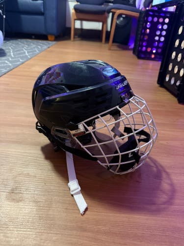 Medium Bauer Re-Akt 85 Helmet (Used)