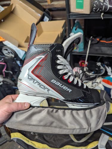 2025 Bauer Vapor FLY30 Hockey Skates Extra Wide Width 8 (Used)
