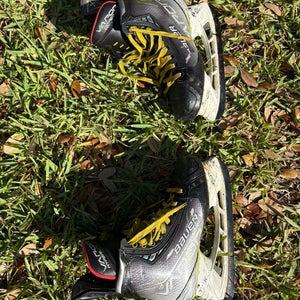 2021 Bauer Vapor Hyperlite Hockey Skates Regular Width 7 (Used)